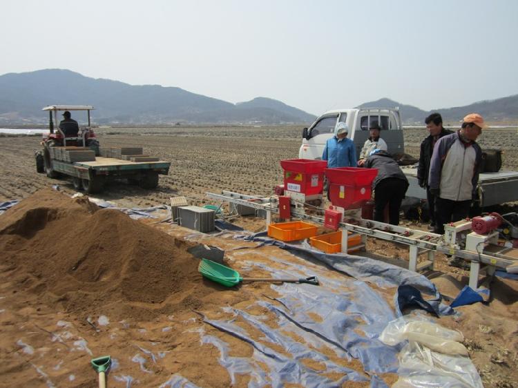 0419_이선우_삼산면장이_영농활동을_점검하고_있다