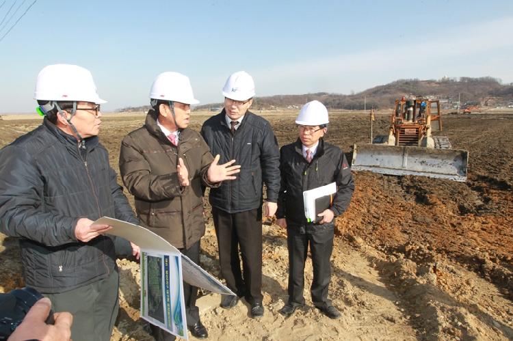 0430_유천호군수가_경지정리현장을_방문_농로_추진사항을_점검하고_있다