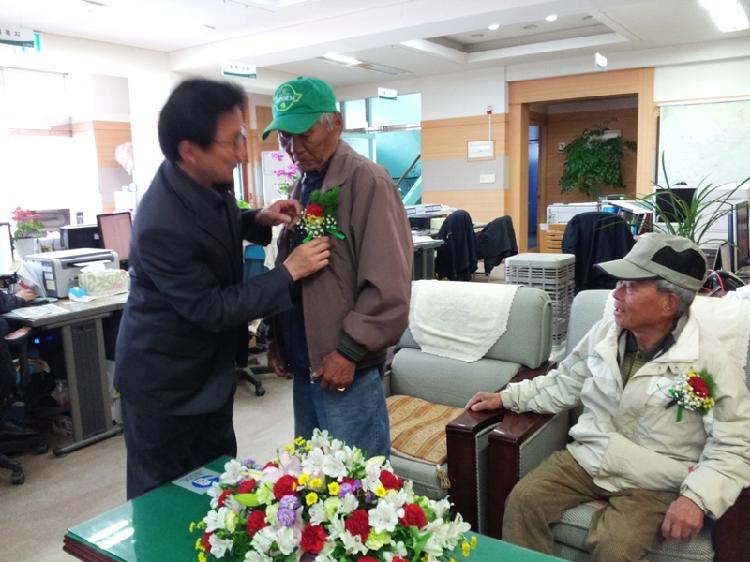 0508_양도면_카네이션_달아드리기