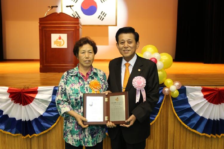 1008_노인의_날_기념행사(효행상패-윤경숙)