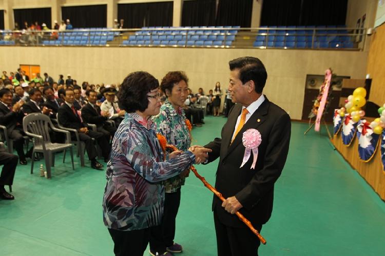 1008_노인의_날_기념행사(장수지팡이_증정-윤경숙,조계득)_(2)