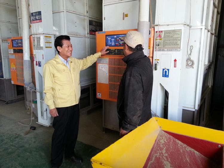 1011_유천호_군수_벼_수확현장_방문1