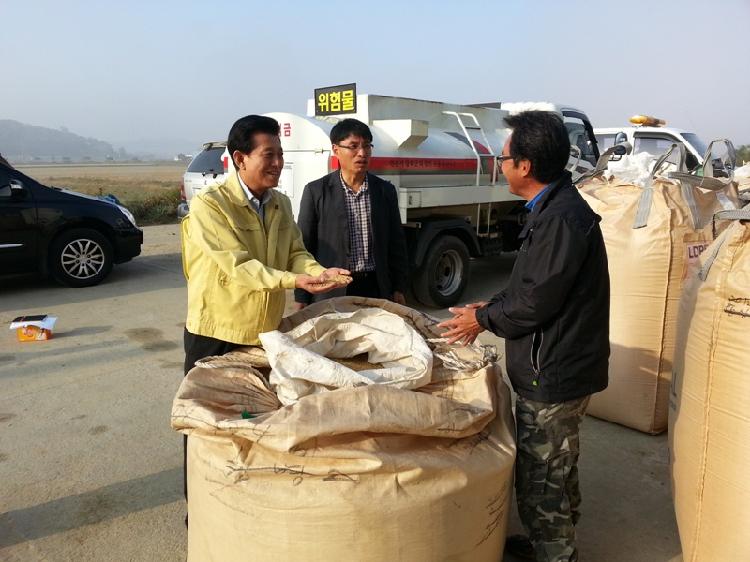 1011_유천호_군수_벼_수확현장_방문2