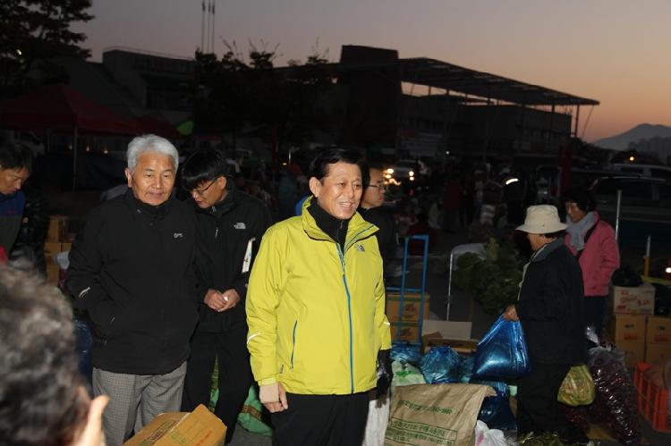 1030_김장시장_개설(유천호_군수_김장시장_방문)