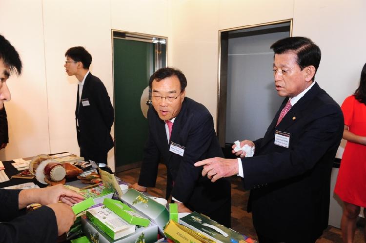 1209_작지만_강한_농업_부자되는_농업육성(미국LA_Times_본사에서_농특산물_홍보)