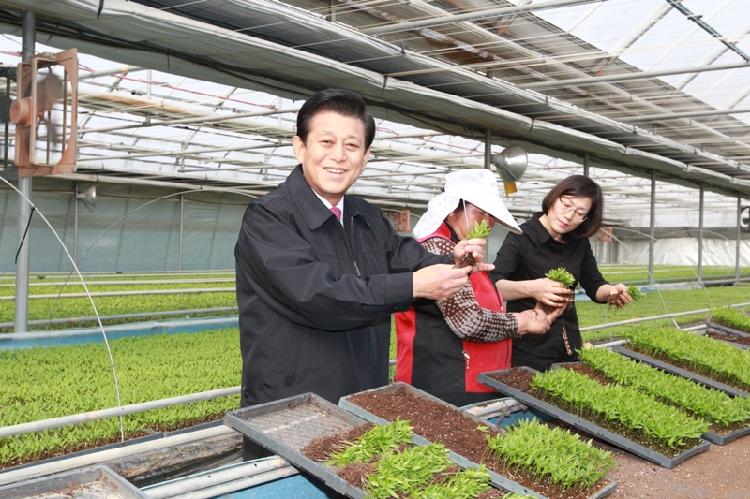 1209_작니문_강한_농업_부자되는_농업육성(고추육묘장_방문)