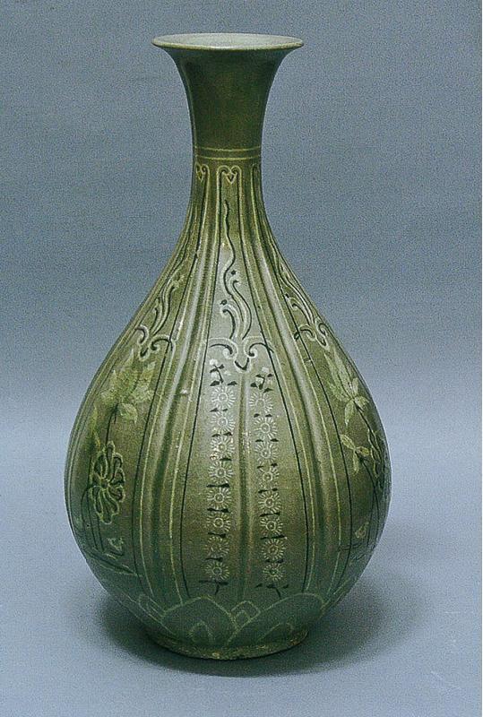 1213_강화박물관_전시_사진(청자상감연화국화문병)