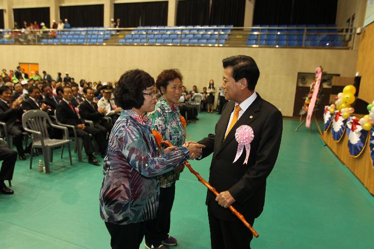 1216_복지시책(노인의_날_기념행사(효_지팡이_전달))