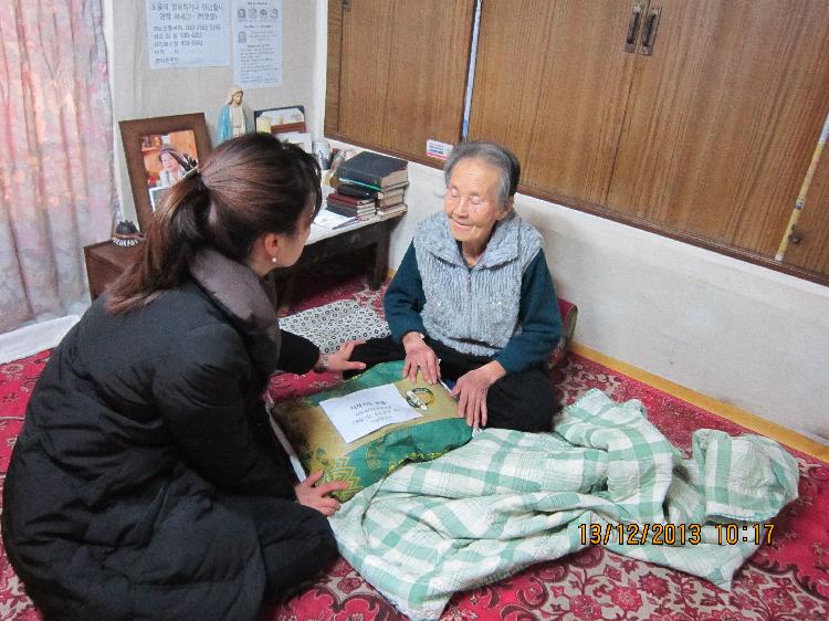 1216_강화읍새마을부녀회에서_독거노인에게_쌀을_전달