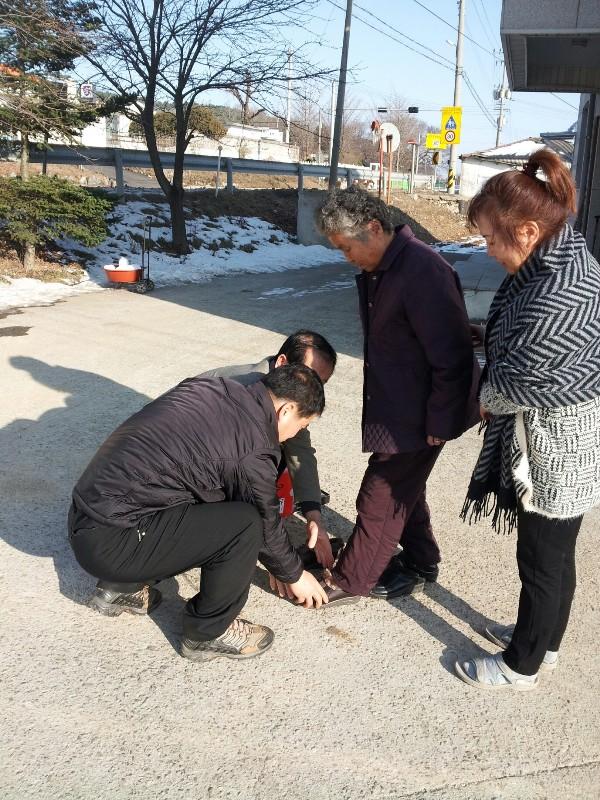 1226_하점면주민자치위원회_털신_전달