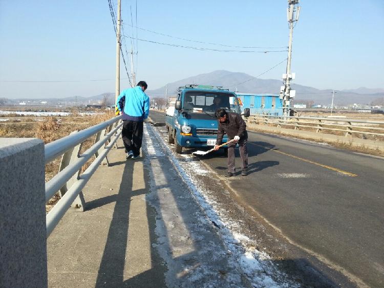 1230_양도면_이장단_도로변_빙판_제거