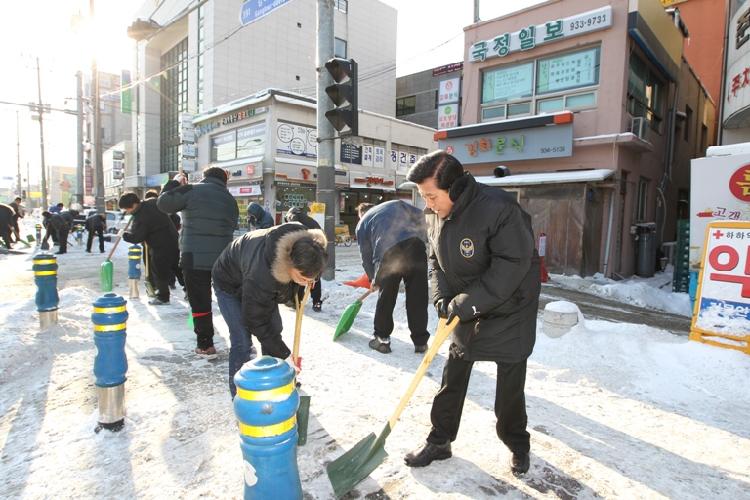 크기변환_0102_강화군_공직자들_주요도로변_눈치우기