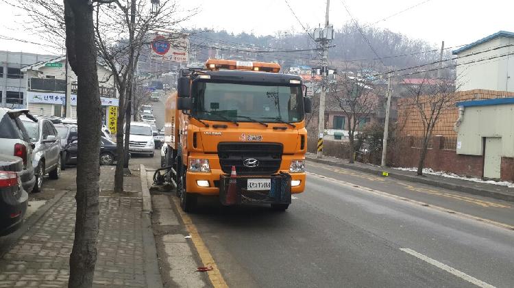 0127_차량을_이용한_노면_청소모습