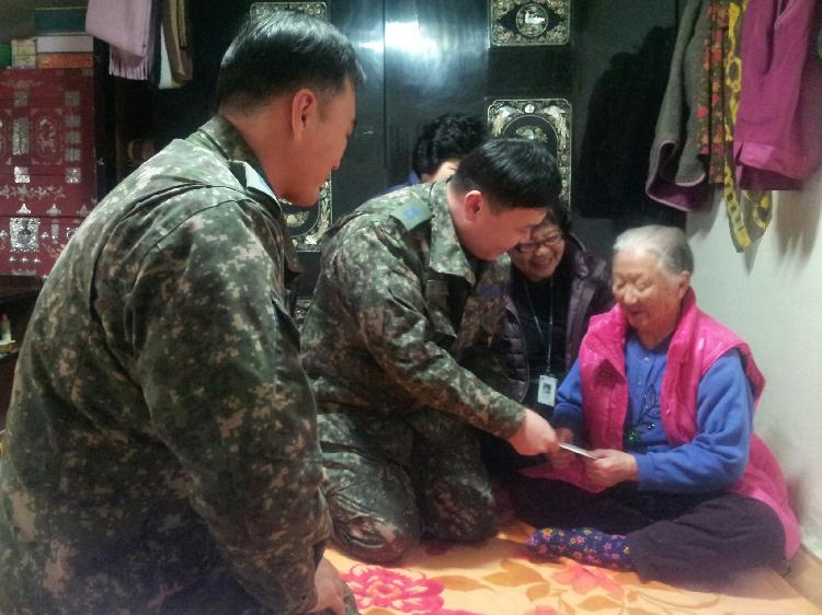 0204_공군부대_성금_전달