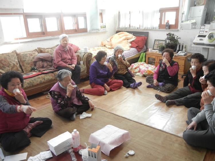 0205_경로당_구강_보건교실(불소도포_모습)