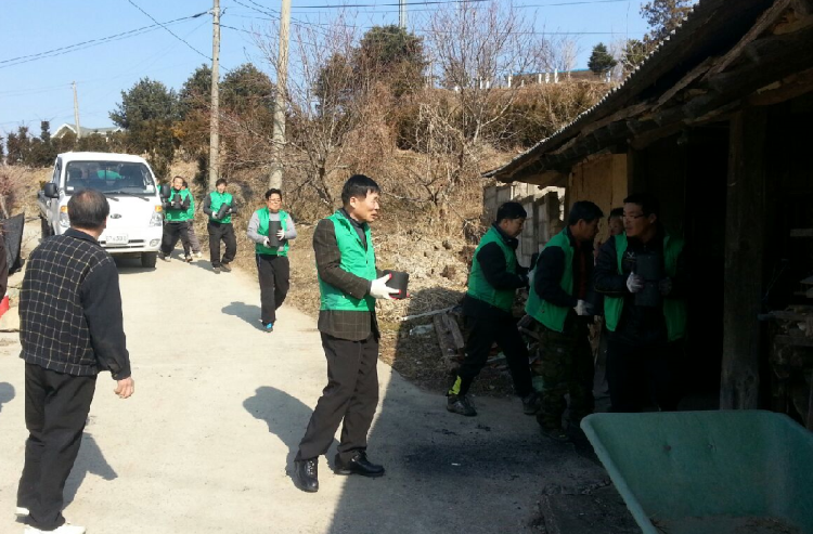 0218_강화읍_새마을지도자협의회_회원들이_연탄을_배달하고_있다