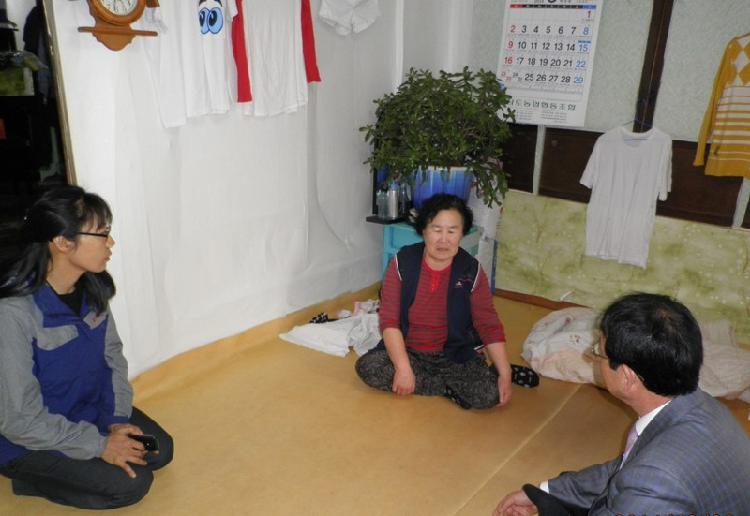 0401_내가면면사무소_직원들이_면담하고_있다