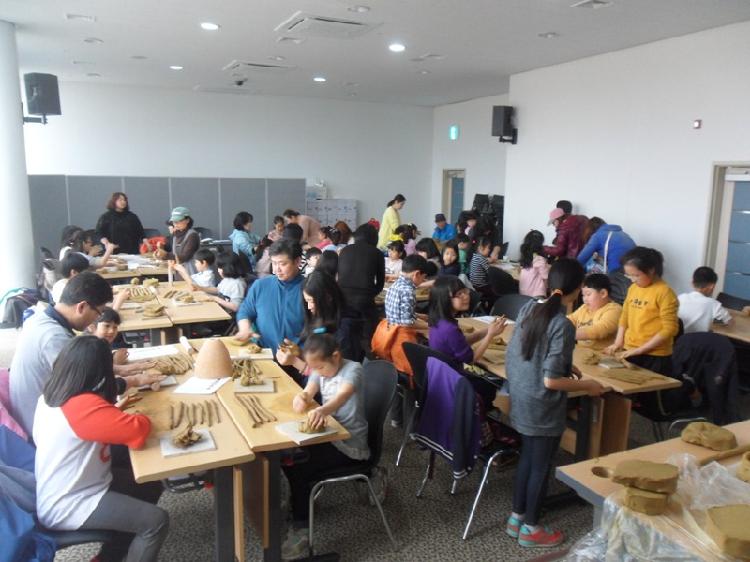 0402_선사시대_토기만들기(아빠와_함께_토기_만들기)