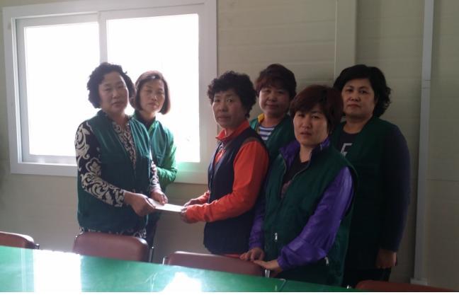 0415_화도면새마을부녀회_화재주민_위로금_전달