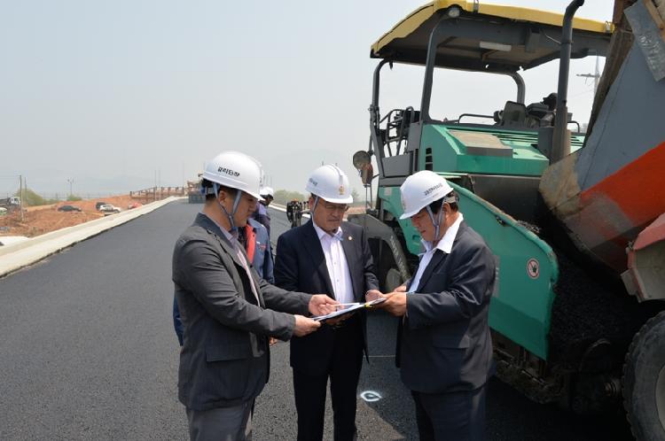 0425_권오정_강화군수_권한대행_교동연륙교_건설현장_점검_(1)