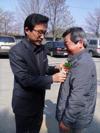 0507_양도면_카네이션_달아드리기