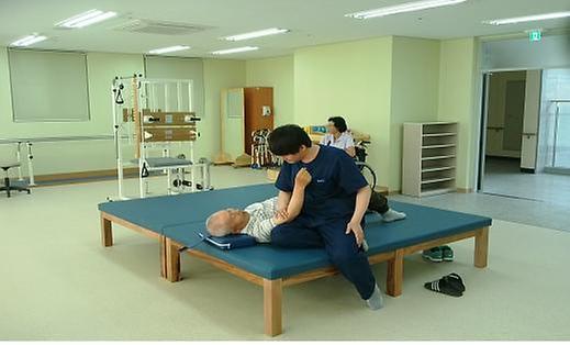 0814_장애인복지관_물리치료_프로그램_이용모습