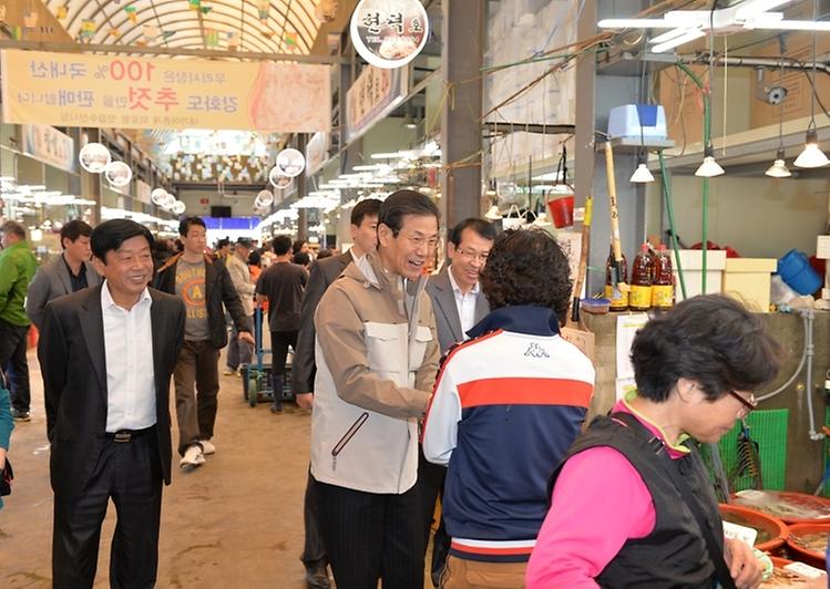 어판장상인들과인사