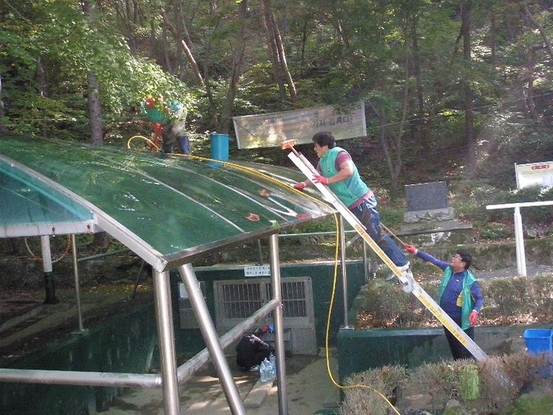 남산약수터_정화활동모습