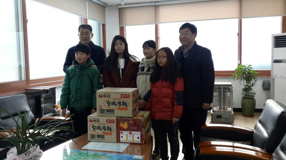양사초득학교_학생들_불우이웃물품전달모습