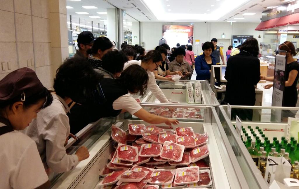 백화점에서_약쑥한우를_줄지어_구입하고_있다