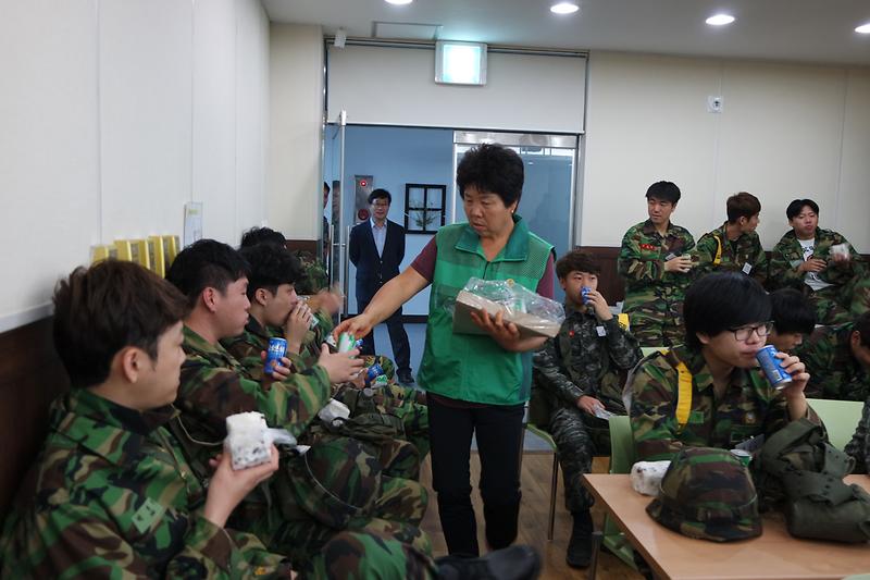 불은면새마을남녀지도자회_예비군_장병에게_간식_지원