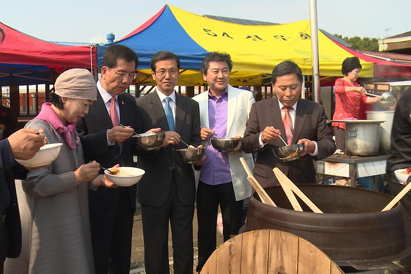 벼베기_대회에서_강화섬쌀_비빔밥을_만들어_시식을_하고_있다