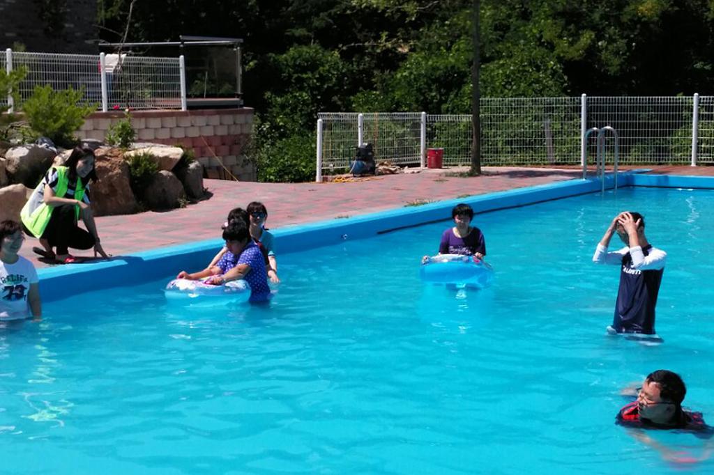 캠프에_참가한_이용자들이_물놀이에_즐거워하고_있다