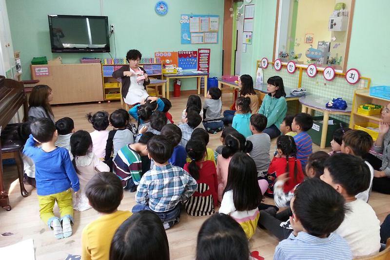 치카푸카_교실에서_이닦는_방법을_설명하고_있다