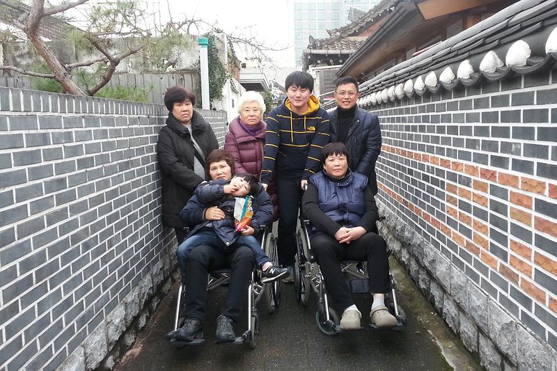 초록_여행_참가자가_기념_촬영을_하고_있다