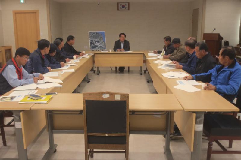 담수로_농업용수_확보_관련_간담회를_개최하고_있다