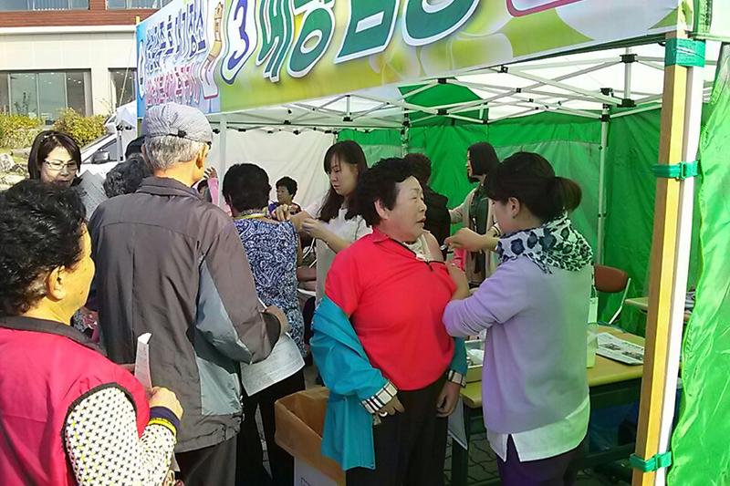 어르신들이_독감_예방_접종을_하고_있다