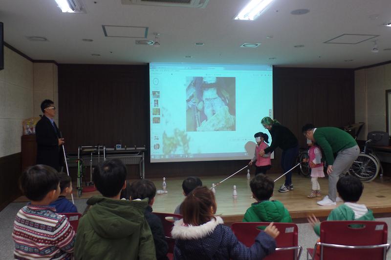 어린이들이_흰_지팡이를_사용해_체험을_하고_있다