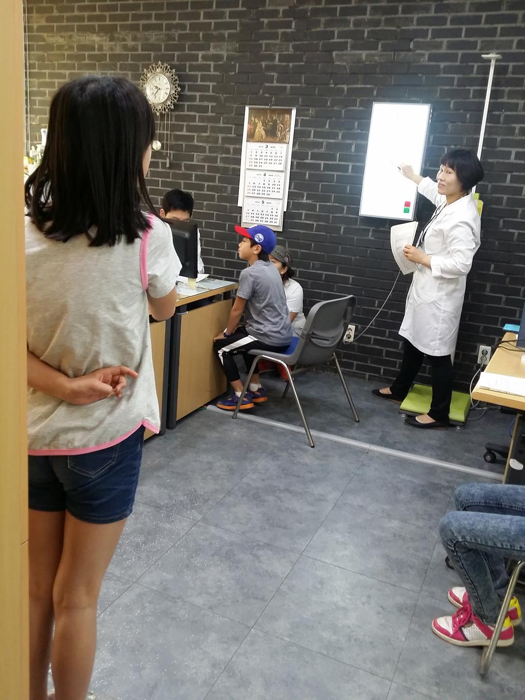 어린이가_보건소에서_시력검사를_하고_있다