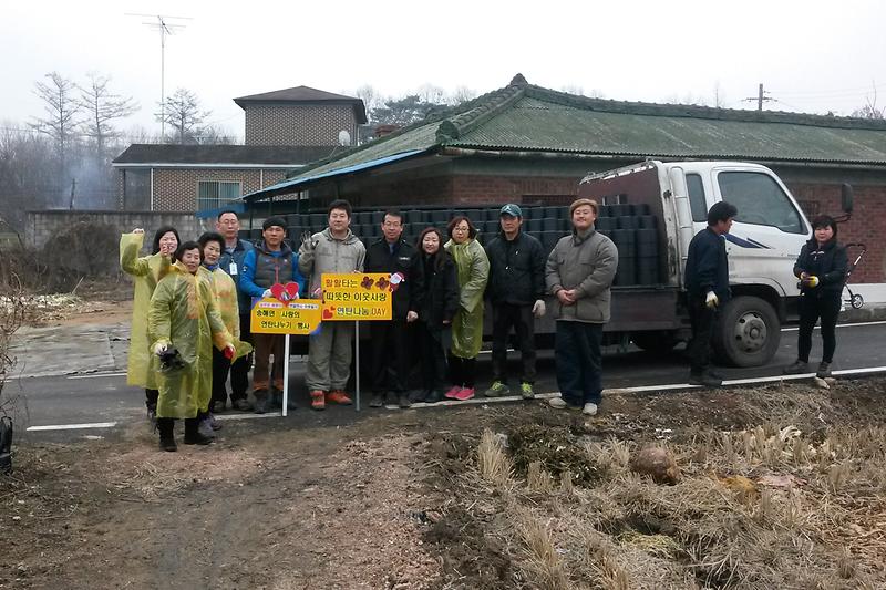 어려운_이웃에게_사랑의_연탄을_배달하고_있다