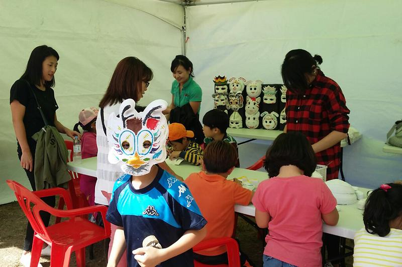 개천대축제에_참석한_어린이들이_탈인형_만들기_체험을_하고_있다_1