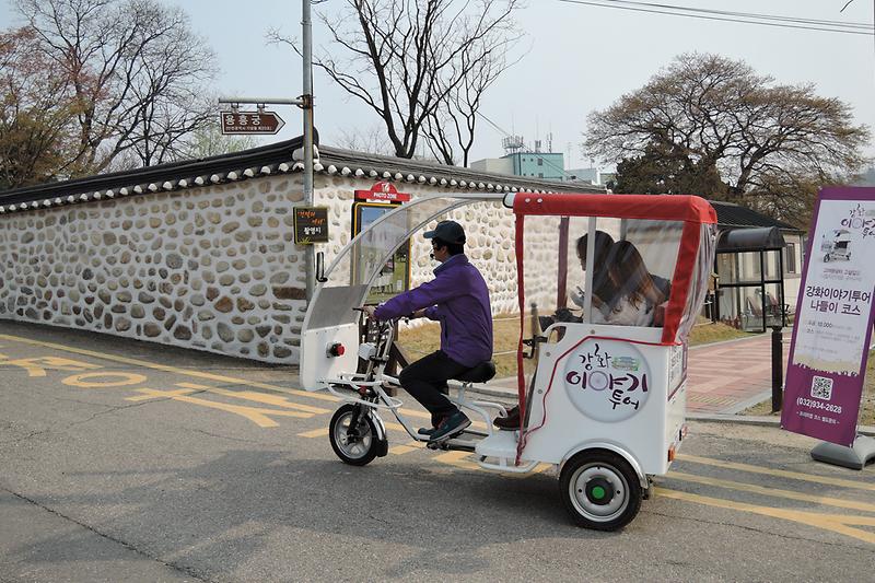 강화도_이야기투어_전기자전거로_용흥궁_인근을_탐방하고_있다