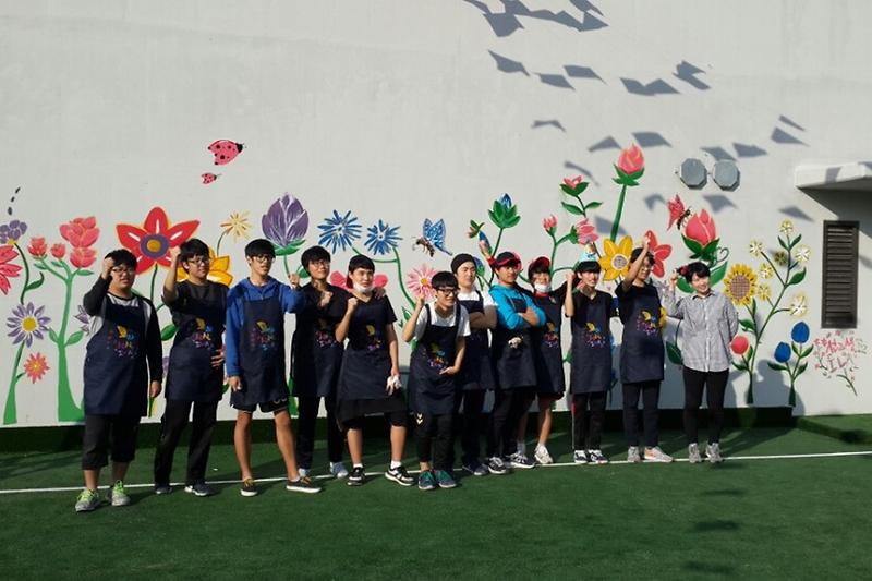 강화고등학교_미술부_학생들이_벽화를_그린_후_포즈를_취하고_있다