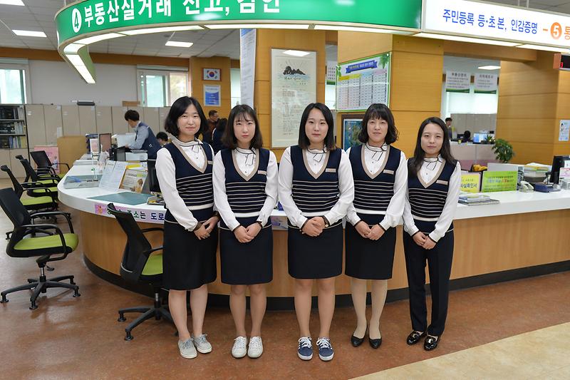 강화군청_민원실_직원들이_산뜻한_근무복을_입고_있다