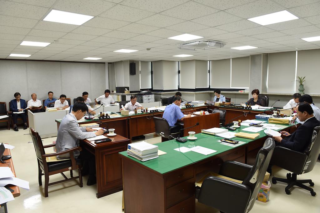 강화군의회_제224회_정례회에서_예산결산특별위원회를_열고_있다