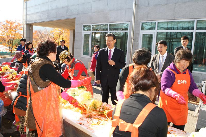 강화한여농_회원들이_어려운_이웃을_위해_김치를_담그고_있다