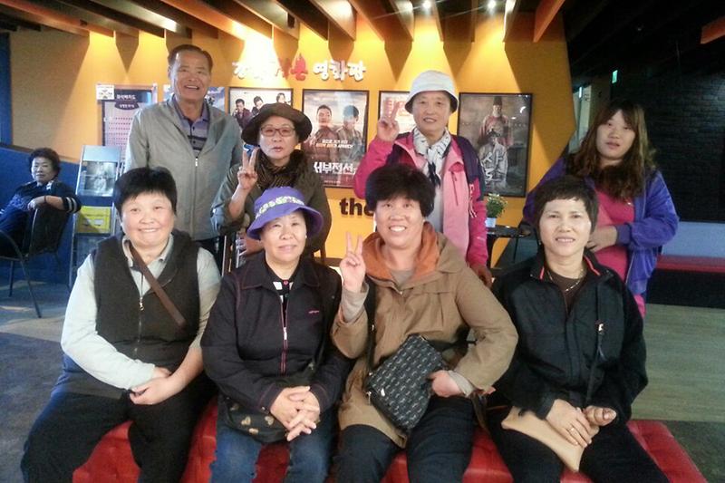 강화작은영화관에서_영화감상을_교실에_참여하고_있다