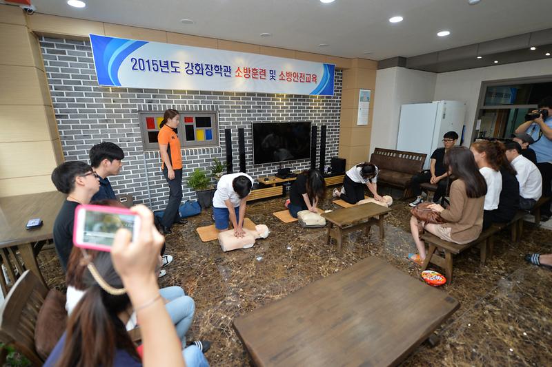 강화장학관_입사생이_심폐소생술을_교육받고_있다