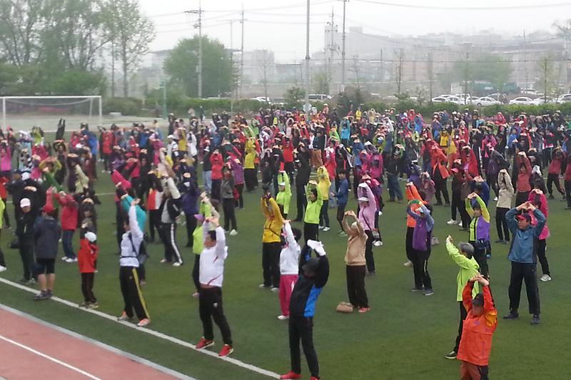 건강달리기_대회에서_준비운동을_하고_있다