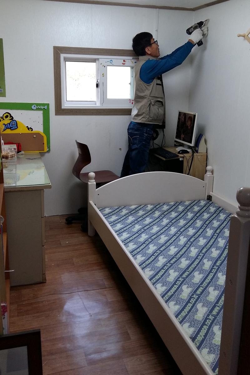 건설지원사업소_직원들이_방을_꾸미고있다